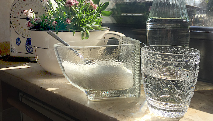 Eine Salzwasser-Splung reinigt den Darm beim Fasten